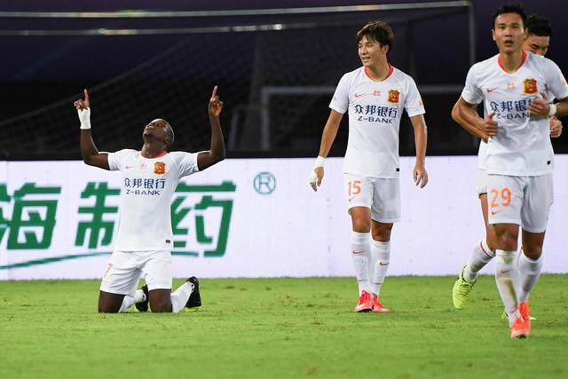 爱德华兹：得分后卫就要得分&不是来传球的 4次助攻不错了